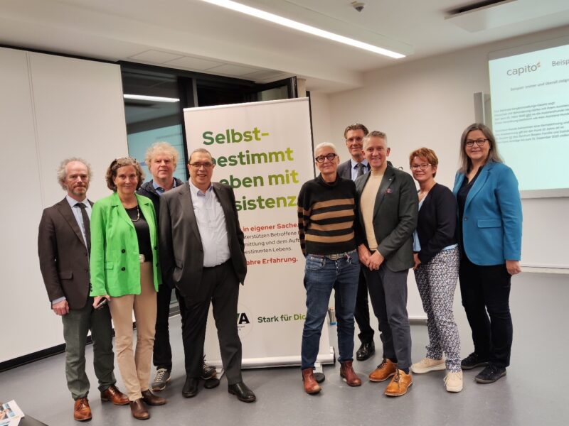 von links nach rechts: Prof. Dr. Michael Spieker (Dekan der Fakultät für Soziale Arbeit, KSH Campus Benediktbeuern), Dr. Frauke Schwaiblmair (Bezirksrätin), Markus Scheuermann (Bezirksrat), Stefan Sandor (Vorstand VbA-Selbstbestimmt Leben e.V.), Martina Neubauer (Bezirksrätin), Dr. Norbert Kollmer (Präsident ZBFS), Thomas Huber (MdL, stv. Vorsitzender des Ausschusses Arbeit und Soziales, Jugend und Familie, Walburga Fröhlich (CEO Atempo Österreich), Prof. Dr. Birgit Schaufler (Präsidentin Stiftungshochschule München)