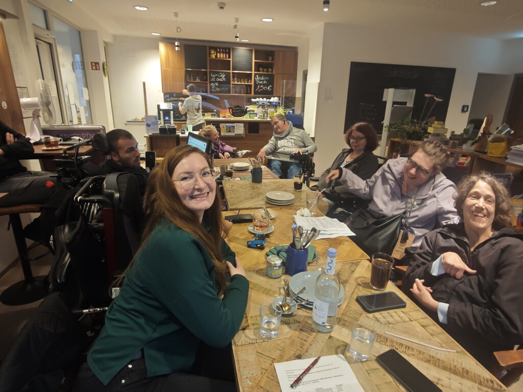 Menschen sitzen um einen Tisch